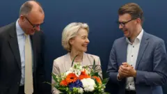 Avrupa Komisyonu Başkanı Ursula von der Leyen, CDU lideri Friedrich Merz (solda) ve AP'deki CDU/CSU grubunun lideri Daniel Caspary ile birlikte sonuçları kutladı