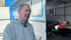 Jonathan Crickx a las puertas de una de las escuelas construidas con tiendas de campaña.