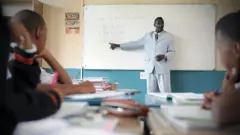 Teacher dey teach for class