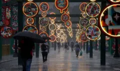 Cena de cidade sob chuva