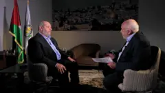 Jalil al Hayya, número 2 de Hamás, habló con el periodista de la BBC Jeremy Bowen (derecha)