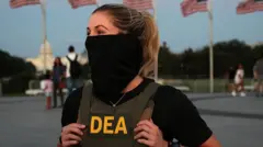 Agente de la DEA con la cara tapada