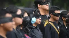 Sejumlah pegiat HAM menggelar aksi 17 Tahun Kamisan di depan Istana Merdeka, Jakarta, Kamis (18/1/2024).