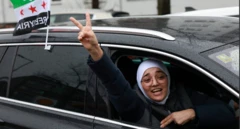 Almanya'nın Berlin kentinde kutlama yapan Suriyeliler