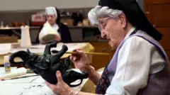 Freira fazendo artesanato