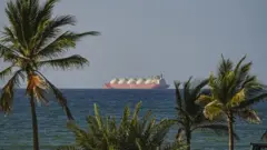 Barco pasando por el estrecho de Ormuz