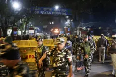 병원 주변을 분주하게 움직이느 인도의 군인들