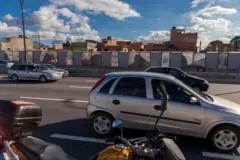 Carros e motos na Linha Vermelha