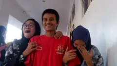 Salah satu terpidana disambut keluarganya dengan tangis haru.