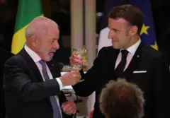 Lula e Macron brindam