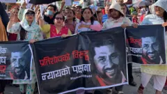 रवि लामिछाने पक्राउविरुद्ध प्रदर्शन गर्दै राष्ट्रिय स्वतन्त्र पार्टीका कार्यकर्ताहरू 