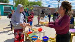 María José Games entregando comida no refeitório comunitário 'Pequeños Valientes', no bairroEl Claro,Benavídez.