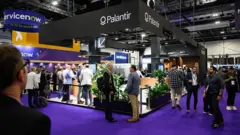 Stand da Palantir em uma conferência sobre tecnologia