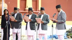 शीतलनिवासमा शपथ ग्रहण गर्दै नवनियुक्त मन्त्रीहरू अनिलकुमार सिन्हा, महावीर पुन, मदन परियार र जगदीश खरेल 