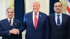 منځ کې ډونلډ ټرمپ یوې خوا شهباز شریف او بلې خوا عاصم منیر دي