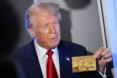 Donald Trump exibindo um cartão dourado que tem seu rosto