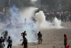 විරෝධතාකරුවන් අගනුවරට ඇතුළුවීම වැළැක්වීම සඳහා නගර සීමාමායිම ආසන්නයේ කටුකම්බිවලින් වට කර සිමෙන්ති වලින් සෑදු බැමි ඇතුළු බාධක යොදවා ඇත.