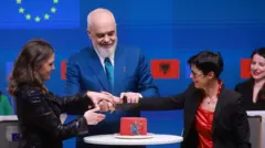 Premijer Albanije Edi Rama (u sredini), evropska komesarka za proširenje Marta Kos (desno) i ministarka za evropske poslove Danske Mari Bjere (levo) isekli su tortu na konferenciji za novinare nakon Međuvladine konferencije EU-Albanija u Briselu, Belgija, 17. novembra 2025. EU je danas otvorila poslednji klaster za pregovore o pristupanju sa Albanijom, označivši početak pregovora o klasteru 5: resursi, poljoprivreda i kohezija. Ovaj klaster je poslednji preostali i obuhvata poljoprivredu, ribarstvo i bezbednost hrane, kao i kohezione politike.