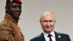 در ماه ژوئیه، کاپیتان ابراهیم ترائوره، حاکم نظامی بورکینافاسو از ولادیمیر پوتین، رئیس جمهور روسیه درخواست کرد که در راه اندازی نیروگاه هسته ای در بورکینافاسو کمک کند.