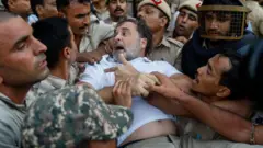 O líder da oposição indiana, Rahul Gandhi, é detido pela polícia durante um protesto em frente à residência do primeiro-ministro Narendra Modi, exigindo responsabilização pela ação policial contra estudantes, em Nova Delhi, Índia, 21 de julho de 2026.