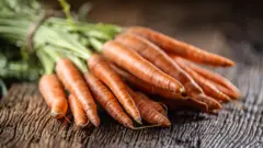 Пучок моркви на деревʼяному столі