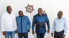 Mu muhate wo gushaka amahoro, muri uku kwezi, Uhuru Kenyatta (wa kabiri iburyo) yakiriye intumwa za M23 zirimo umuvugizi wayo Lawrence Kanyuka (ubanza ibumoso) n'umukuru wa politike Bertrand Bisimwa (wa kabiri ibumoso)