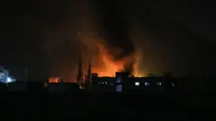 Hayaƙi ya turnuƙe a kusa da Damascus a daren Litinin a cikin dare