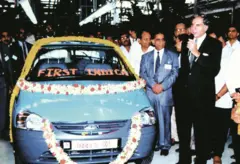 1998 साली पहिली टाटा इंडिका बनून तयार झाली त्यावेळी रतन टाटा 