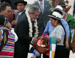 Lula recebe presenteb1 bet site oficialboliviana no aeroporto