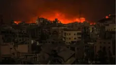 গাজায় ধ্বংস হওয়া ভবন