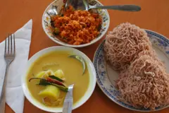 ඉඳිආප්ප, අල හොදි සහ සම්බෝල