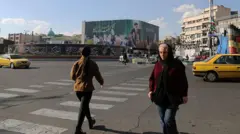 ساکنان در میدان انقلاب، یکی از شناخته‌شده‌ترین نقاط تهران، پس از حملاتی که ایالات متحده و اسرائیل در ۲۸ فوریه انجام دادند و موجب تلفات، از جمله کشته شدن آیت‌الله علی خامنه‌ای، و خسارت به شمار زیادی از ساختمان‌ها و خودروها شد، در تاریخ ۵ مارس ۲۰۲۶ به زندگی روزمره خود ادامه می‌دهند.