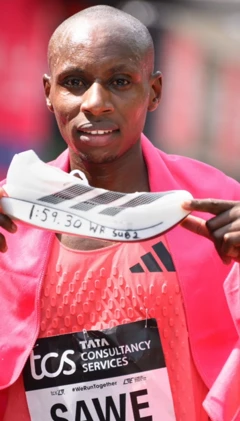 மாரத்தான் போட்டிகளில் உலக சாதனை படைத்த கென்ய வீரர்