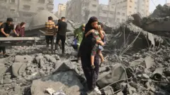 Warga Palestina mengungsi setelah Israel menggempur Masjid Sousi di Kota Gaza, 9 Oktober 2023.