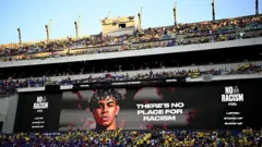 Vista de estádio com o telão mostrando uma mensagem contra o racismo durante o jogo Brasil x Haiti, pela fase de grupos da Copa do Mundo de 2026 no Estádio da Filadélfia (Pensilvânia, Estados Unidos)