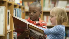 Garoto negro e garota brancaaplicativo caça níquelbiblioteca