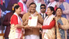 महिला लाभार्थियों को सरकारी योजना के चेक बांटते असम के मुख्यमंत्री हिमंत बिस्वा सरमा