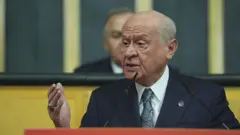 Bahçeli kürsüde konuşuyor. 