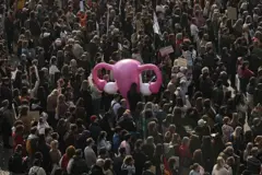 Los participantes marchan por las calles de Ámsterdam, Países Bajos.