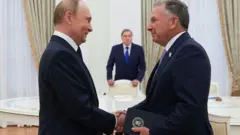 путин и уиткофф в кремле ранее жмут руки