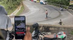 kisah-pembuat-konten-di-sitinjau-lauik-sumatra-barat-target-saya-bukan-mencari-hadiah