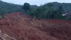 Скриншот видео, присланного жителями, о состоянии места оползня в деревне Сибенинг, округ Маженанг, округ Чилакап, Центральная Ява, утро пятницы (14.11.2025).