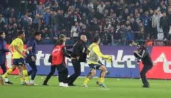 Maskeli kişi sahaya ilk giren taraftardı