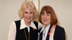 Królowa Camilla stała obok Gisèle Pelicot pod bladą ścianą