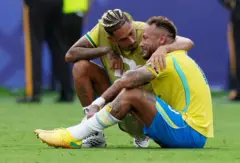 Neymar foi consolado por Raphinha após a eliminação do Brasil para a Noruega