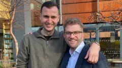 ਨਿਕ (ਸੱਜੇ) ਅਤੇ ਮਾਰਿਅਸ (ਖੱਬੇ)