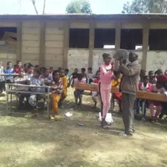 መምህር ጽገ ኣበራ ኣብ መባእታዊ ቤት ትምህርቲ ነበለት መምህር ሒሳብ እዩ