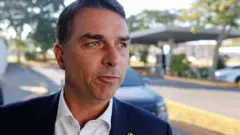 Flávio Bolsonaro fala com jornalistas ao chegar ao Aeroporto Internacional Presidente Juscelino Kubitschek, em Brasília, em 15 de maio de 2026