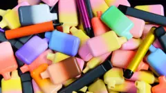 مجموعة ملونة من السجائر الإلكترونية