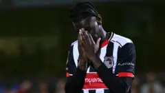 Clarke Oduor ndiye mchezaji pekee wa Grimsby kukosa penalti katika ushindi wao wa mikwaju 12-11 dhidi ya Manchester United